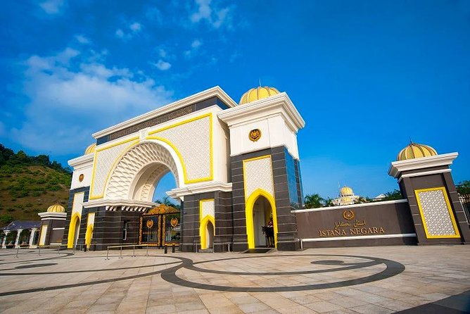 Best of Kuala Lumpur City Tour Including National Museum and National Monument - Petronas Twin Towers Photo Stop: 15 Minutes, Make It Count