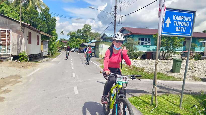 Best of Kuching: Heritage & Kampong Bike Tour - Kubah Ria Market Stop, Street Food, Fruit, and Local Handicrafts
