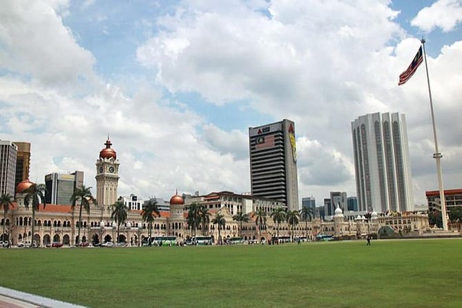 Budget Tour: Full Day Putrajaya, Batu Caves & Kuala Lumpur City - Batu Caves to Batik: A Break That Adds Culture (Not Just Shopping)