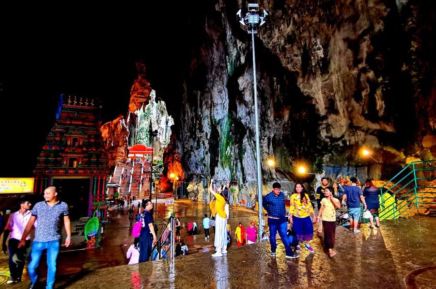 From Kuala Lumpur: Batu Caves Cultural Temple Tour - Chinatown: food stalls, bargaining, and how to shop smart