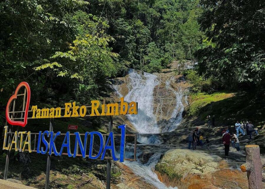 From Kuala Lumpur: Cameron Highlands Day Tour with Lunch - On the Bus: AC Comfort, English Guides, and the Human Factor