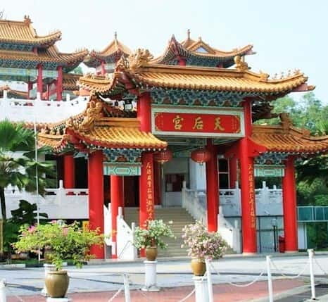 From Kuala Lumpur: Crab Island Tour with Seafood Lunch - Temple and palace photo stops on the way back