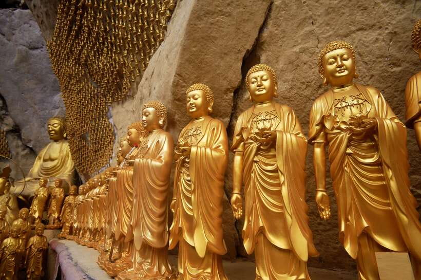 From Kuala Lumpur: Full-Day Tour to Ipoh - Cave temples with big stair climbs: Perak Cave, Sam Poh Tong, and Kek Look Tong