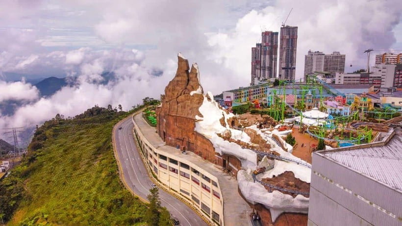 From Kuala Lumpur: Genting Highlands Day Tour & Gondola Ride - Batu Caves stop: limestone caves, temple photos, and the stairs reality