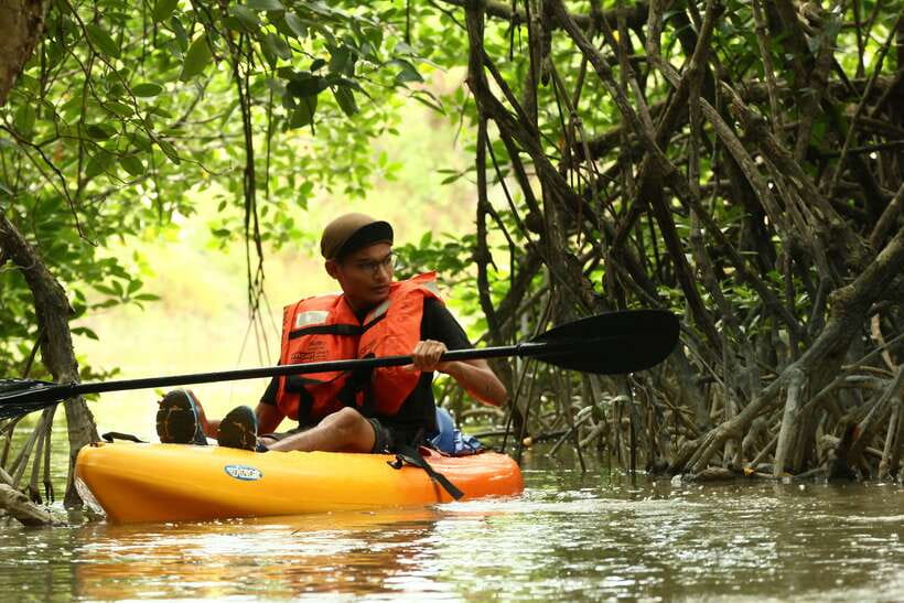Johor: Sungai Lebam Kayaking with Transfer - Upstream transfer by local boat, then your kayak start