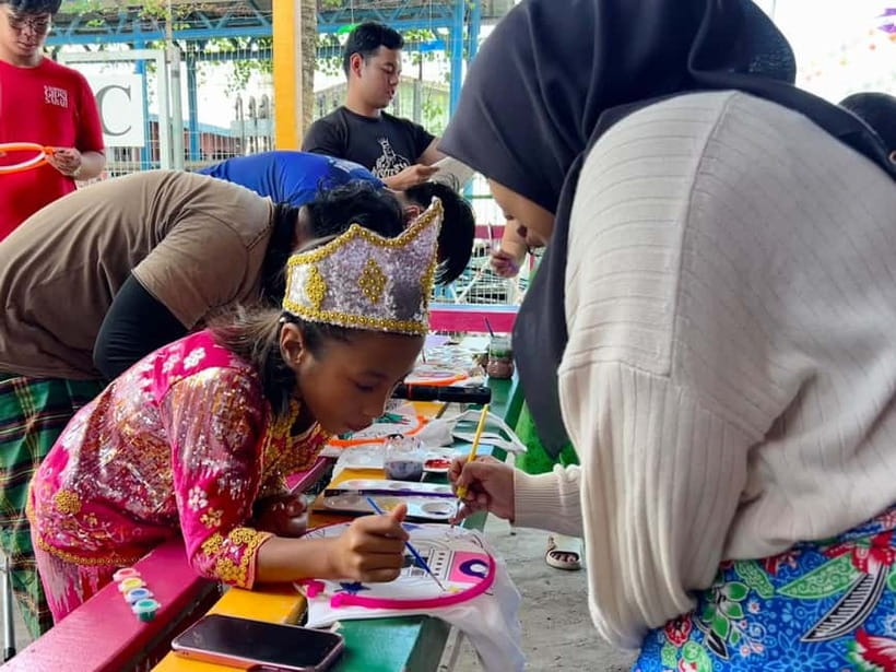 KAMPUNG GIPSI-DAY TRIP TO BAJAU HEAVEN FREE NASIGORENG & TEH - Costume try-on and henna tattoos: more than photos