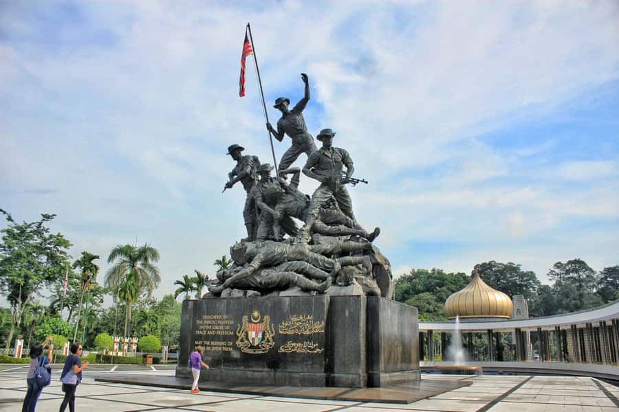 Kuala Lumpur: 4-Hour Tour & KL Towers Visit [Private] - Food, walking, and photo reality checks