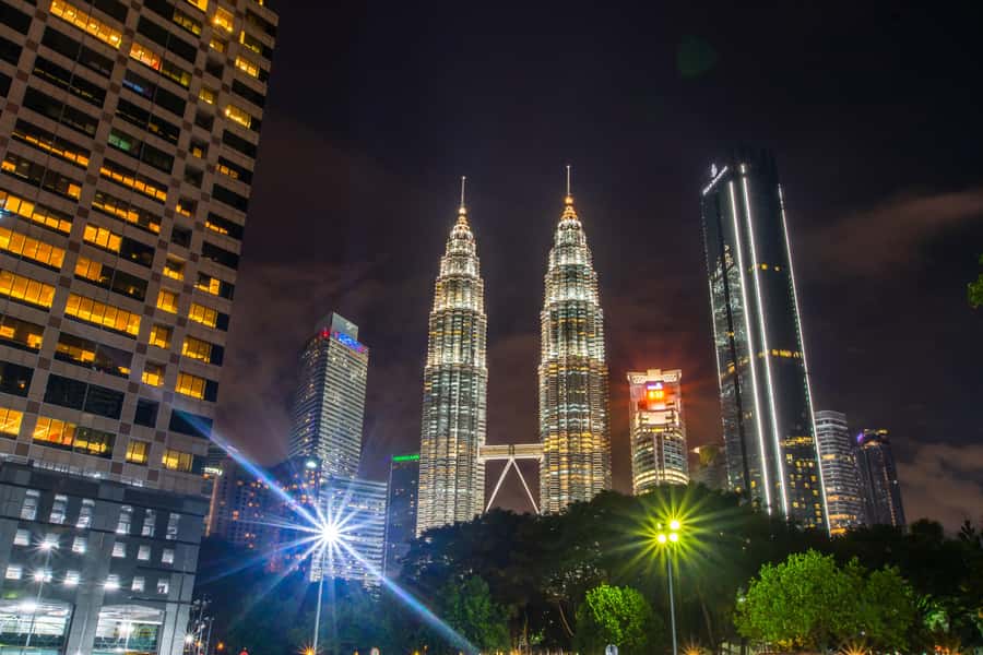 Kuala Lumpur: Evening Tour with Kuala Lumpur Tower Tickets - Temple lights: Guan Di (1888) and Maha Mariamman (1873)