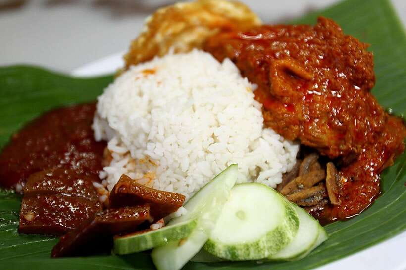 Kuala Lumpur: Half Day Local Food Walking Tour - River of Life photo stop, then a classic Kuala Lumpur icon