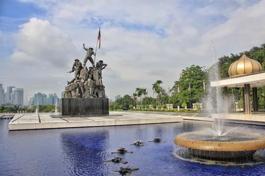 Kuala Lumpur: KL GRAND TOUR WITH 25 ATTRACTIONS - KL shopping stops that can still be useful: batik and chocolate