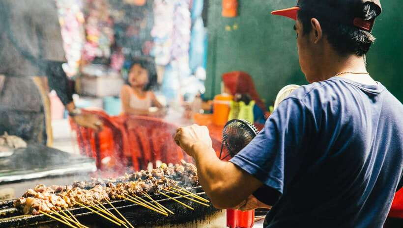 Kuala Lumpur: Local Street Food Night Tour - Hutong Food Court in Jalan Bukit Bintang: siew bao and chicken curry puff first