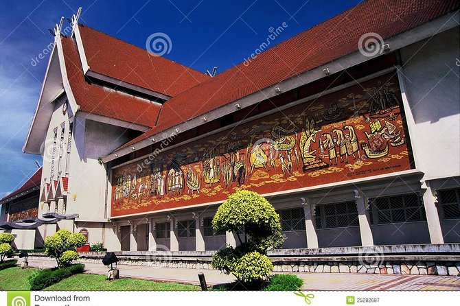 Kuala Lumpur Private City Highlights Tour - Istana Negara and the National Monument: power and wartime memory