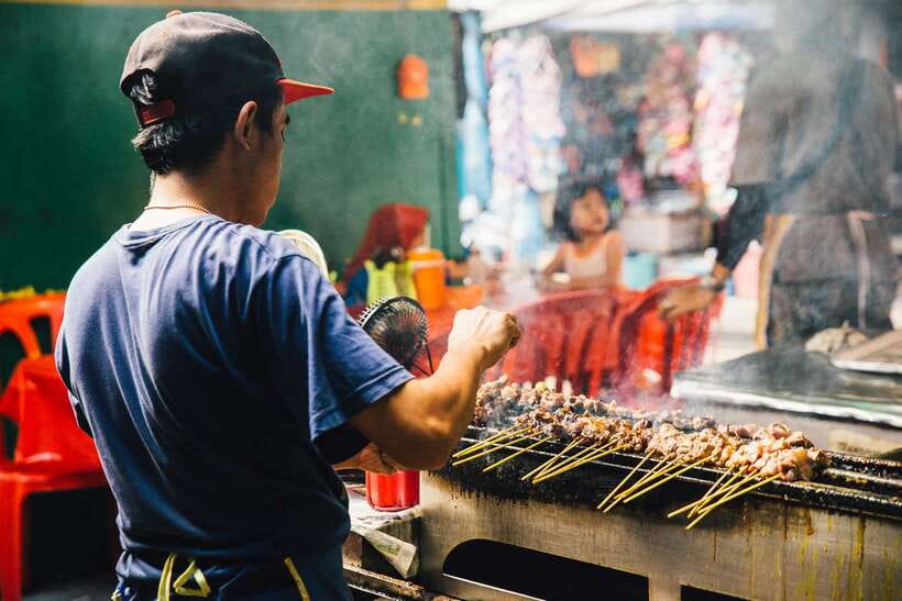 Kuala Lumpur: Private Food Tour – 10 Tastings with Locals - Guan Di Temple: the cultural pause that sharpens the flavor