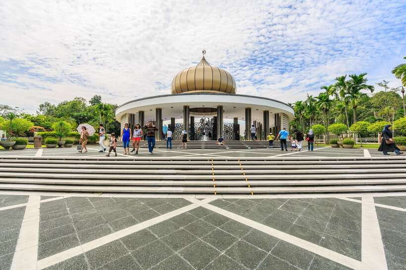 Kuala Lumpur: Private Full-Day 10 Wonders Tour - Batu Caves: the day’s first wow, and a good warm-up for the walking