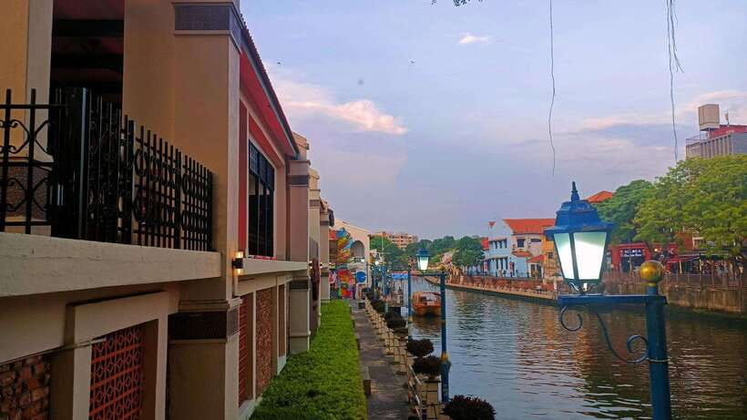Kuala Lumpur: Private Malacca Night Tour w/Cruise & Trishaw - Straits-of-Malacca landmarks and the riverfront setup