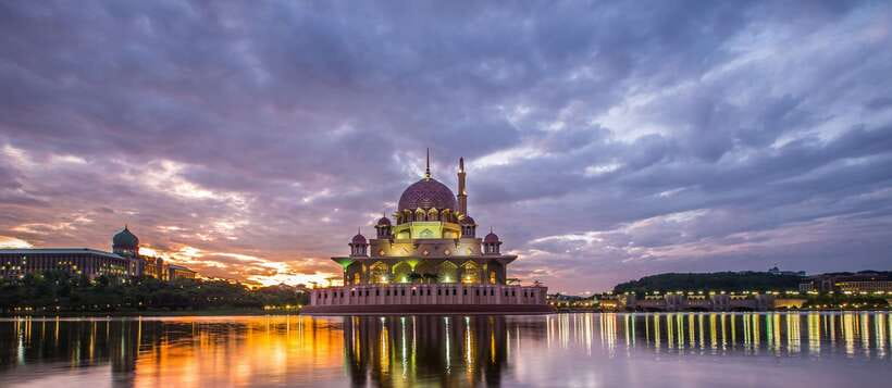 Kuala Lumpur: Putrajaya City Tour with Lake Cruise - Pink Mosque and Perdana Putra: rose granite and government scale in 60 minutes