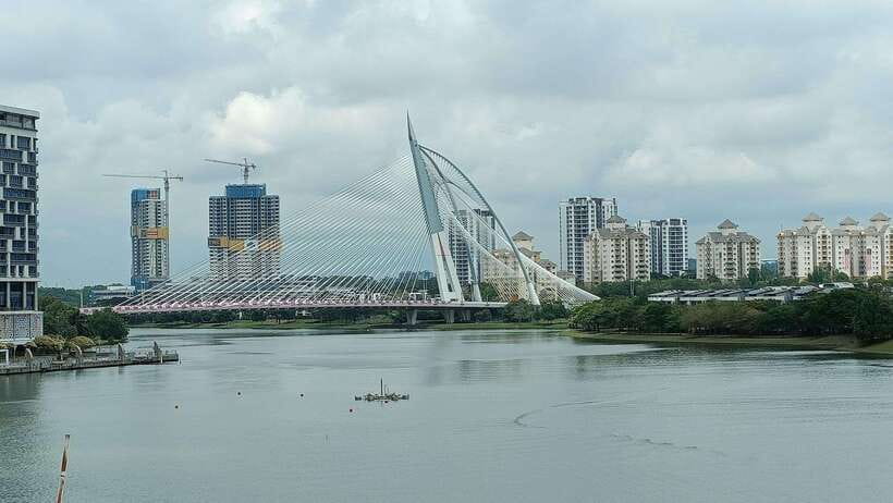 Kuala Lumpur: Putrajaya Tour with Hotel Pickup - Putra Mosque: rose granite, pink dome, and 250 feet of drama