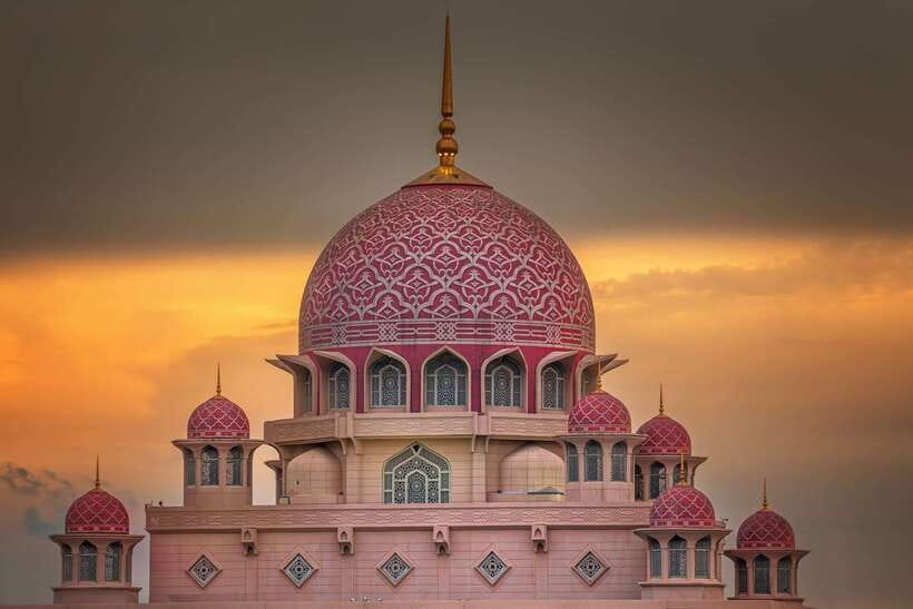 Kuala Lumpur: Putrajaya Tour with Traditional Boat Cruise - Putra Square and the Prime Minister’s Office: More Than Just a Photo Stop