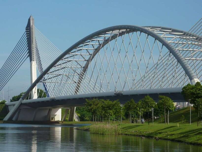 Kuala Lumpur: Putrajaya Tour with Traditional Boat Cruise - Putra Mosque With a Pink Dome: The Lakeside Icon You Came For