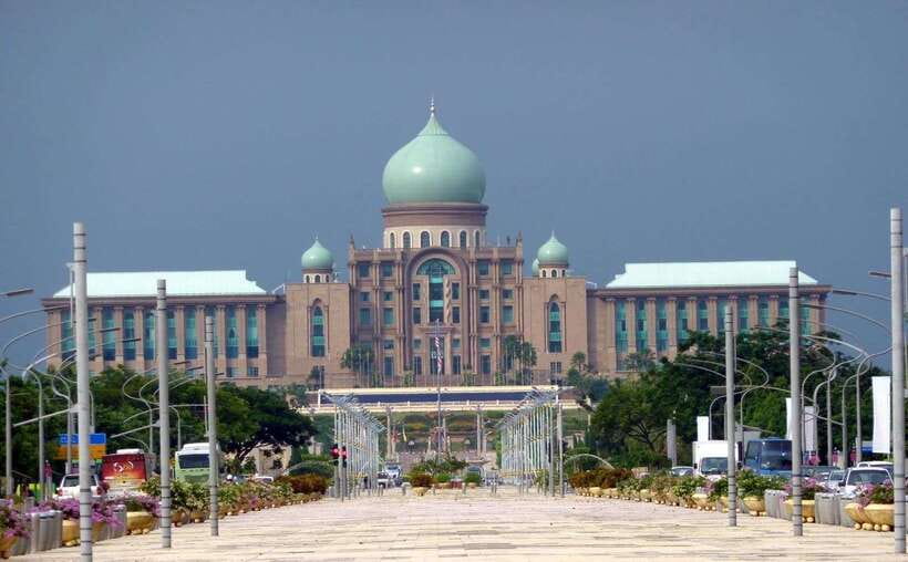 Kuala Lumpur: Putrajaya Tour with Traditional Boat Cruise - Traditional Tasik Putrajaya Boat Cruise: Where the Bridges Make Sense