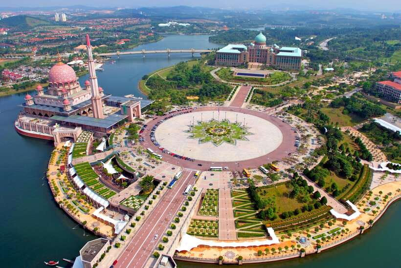 Kuala Lumpur: Putrajaya Tour with Traditional Boat Cruise - The Drive-By Highlights: Seri Gemilang Bridge, Ministry Offices, and Convention Centre Views