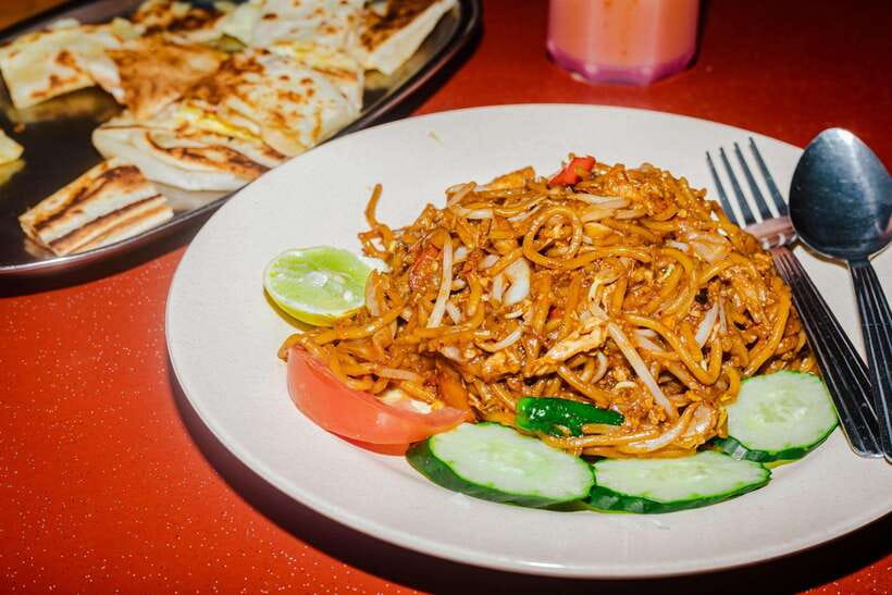 Kuala Lumpur: Sambal Street Food Tour with 15+ Tastings - Nasi lemak, rendang, satay: the classics with context
