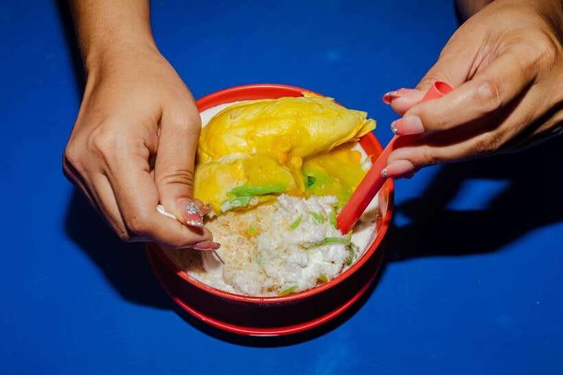 Kuala Lumpur: Sambal Street Food Tour with 15+ Tastings - Sweet stops in KL: cendol with durian and a mango shake finish