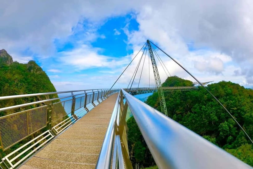 Langkawi: Iconic Landmarks & Natural Wonders Guided Tour - How the guide timing helps you avoid crowds