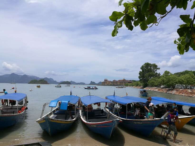 Langkawi: Mangrove Kilim UNESCO Geopark & Cave Tour - Floating fish farm and ray feeding: the big hands-on payoff