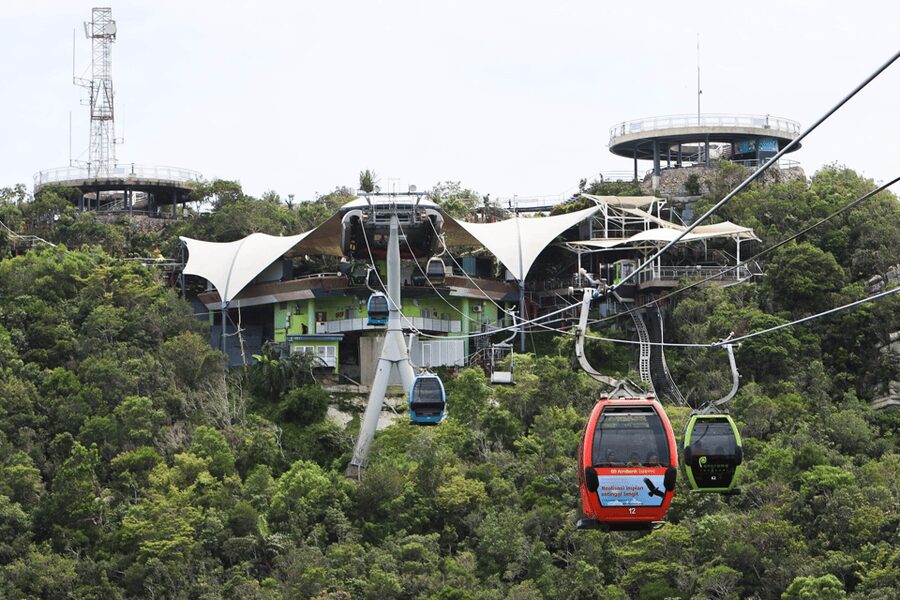Langkawi: Skycab Cable Car Ticket Options - SkyBridge at the top station: walking above the trees