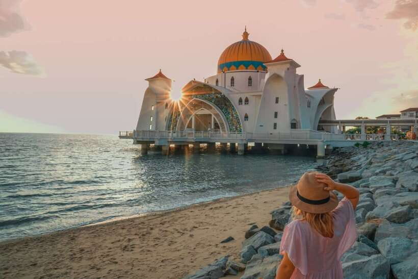 Malacca Instagram Tour: Top Spots (Private & All-Inclusive) - Putra Mosque and the Pink Mosque Look