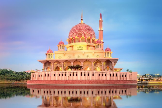 Private Half-Day Putrajaya Tour with Lake Cruise from Kuala Lumpur - Stop 2: Perdana Putra, the White House of Malaysia concept