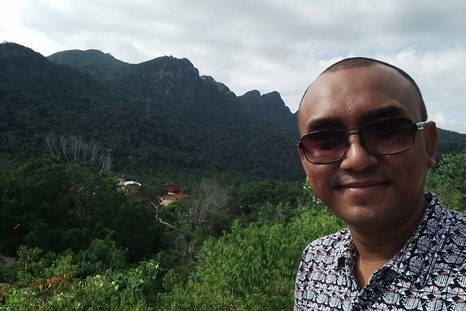 Private Tour in Langkawi with SkyBridge and Langkawi Cable Car - Eagle Square (Dataran Lang): photos by the harbor, then food nearby