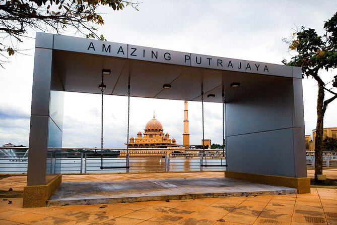 Putrajaya City Tour From Kuala Lumpur - Perdana Putra: seeing the executive heart of Malaysia
