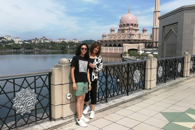 Putrajaya Tour From Kuala Lumpur - Stop by stop: Seri Wawasan Bridge and the Putrajaya Lake setting
