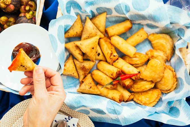 The 10 Tastings of Kuala Lumpur With Locals: Private Street Food Tour - Guan Di Temple: a quick cultural reset between bites
